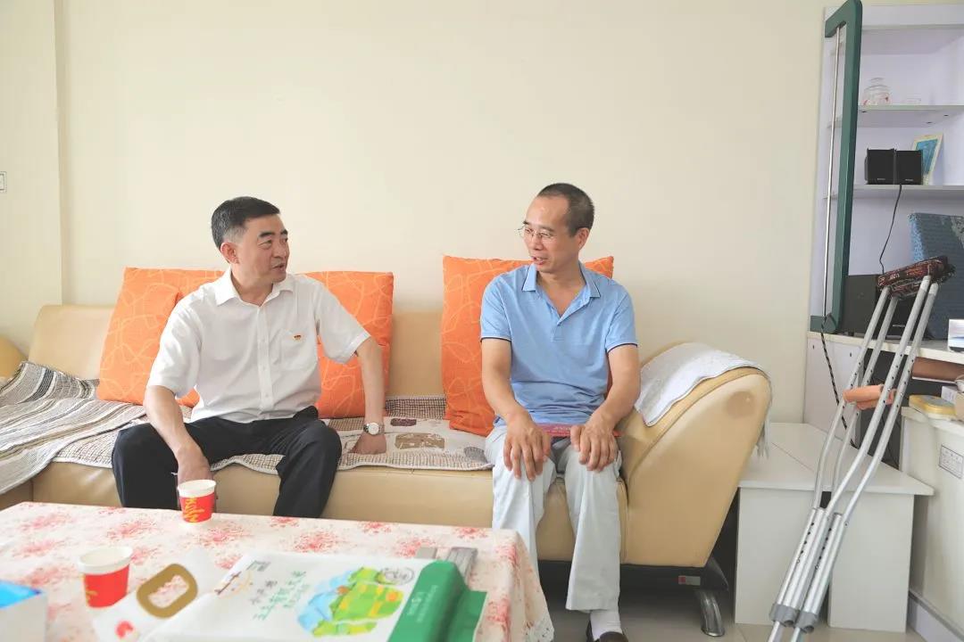 蜀道集團黨委副書記、董事鄒蔚走訪慰問四川路橋困難黨員