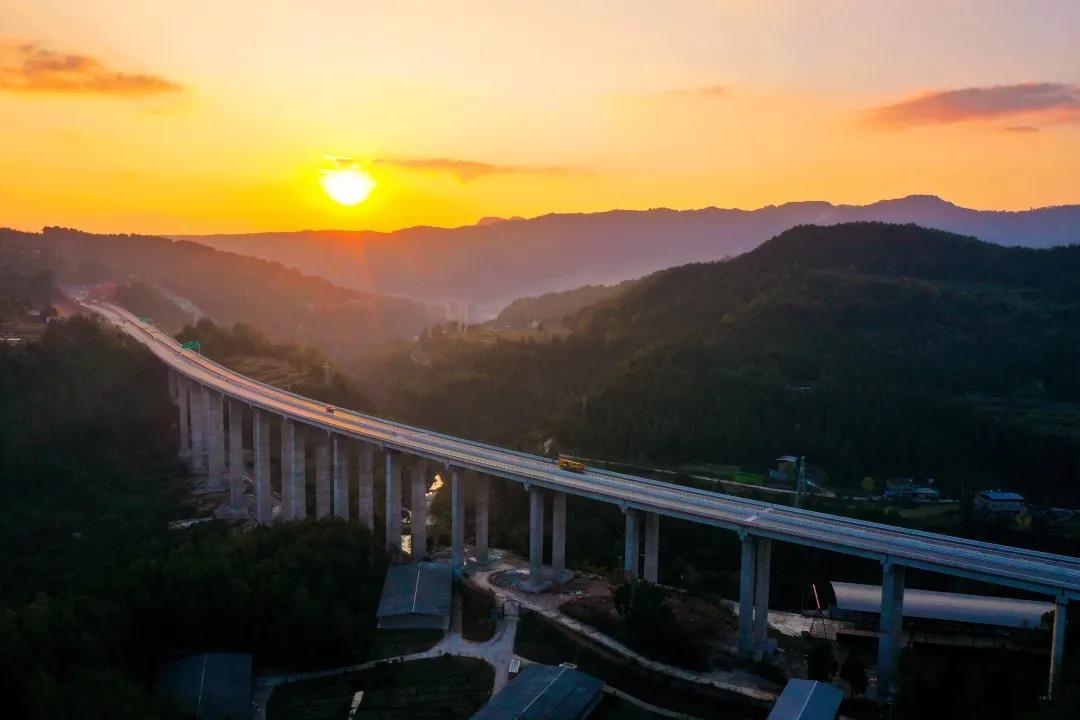 奮戰(zhàn)開門紅 | 鎮(zhèn)廣高速王通段建成通車！