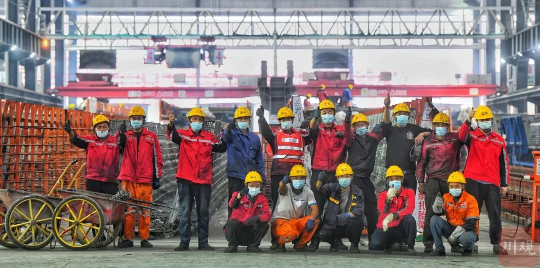 這里的高速公路橋梁板，是用遙控器“生產(chǎn)”出來的