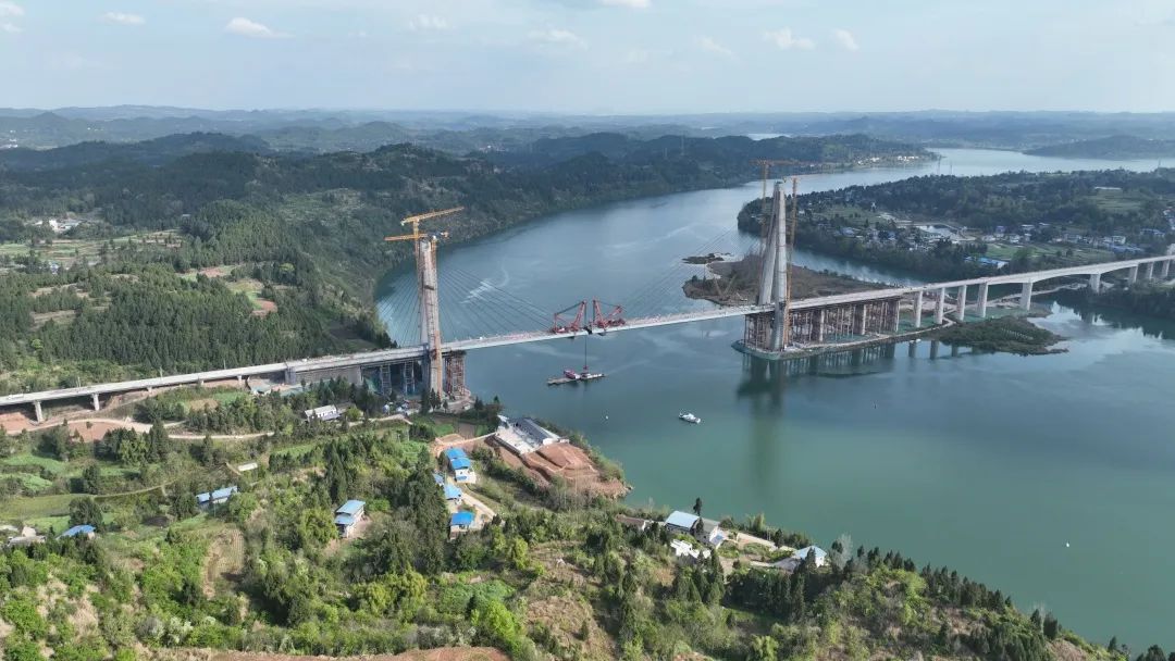 全國(guó)最大跨度高低塔混合梁高鐵雙線(xiàn)斜拉橋—— 漢巴南鐵路嘉陵江特大橋順利合龍
