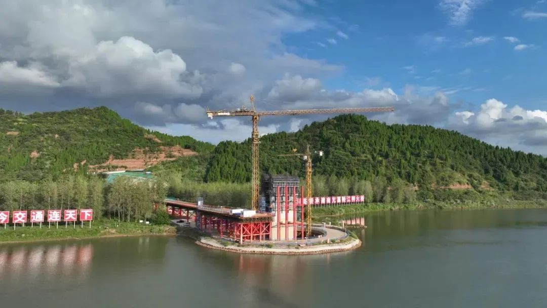 成達(dá)萬(wàn)高鐵南充嘉陵江特大橋正式開(kāi)啟主梁施工