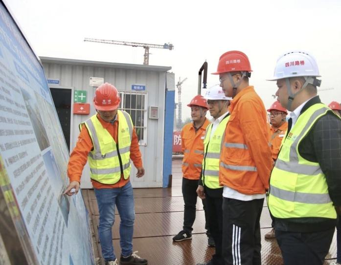 四川路橋黨委委員、紀(jì)委書記唐新林一行 赴一線開(kāi)展安全環(huán)保督導(dǎo)及調(diào)研工作