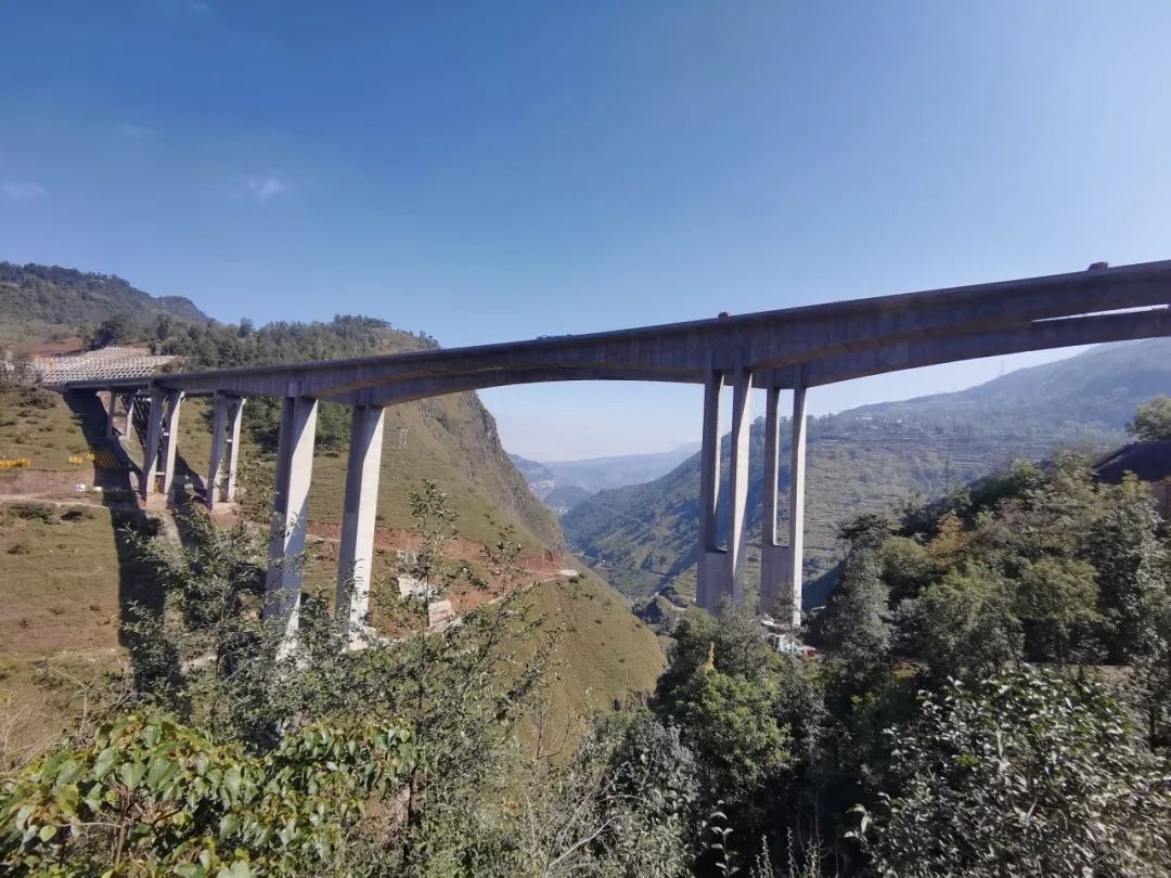 樂西高速九口至昭覺段年底建成 31座橋梁全面貫通！