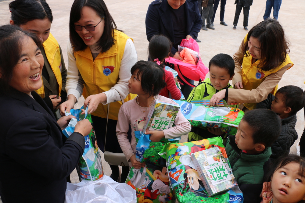 川交公司黨員先鋒服務(wù)隊(duì)到鋪埡廟村小學(xué)開展“夢想手拉手”活動