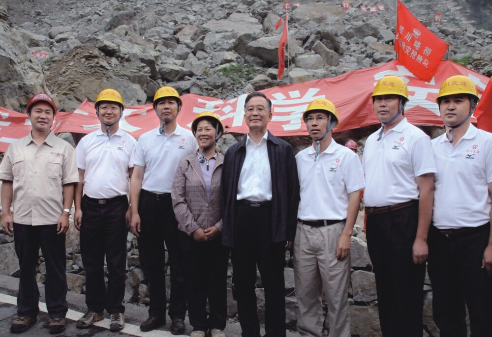 “5.12”抗震救災期間，溫家寶同志視察公司搶通的國道213都汶公路.jpg