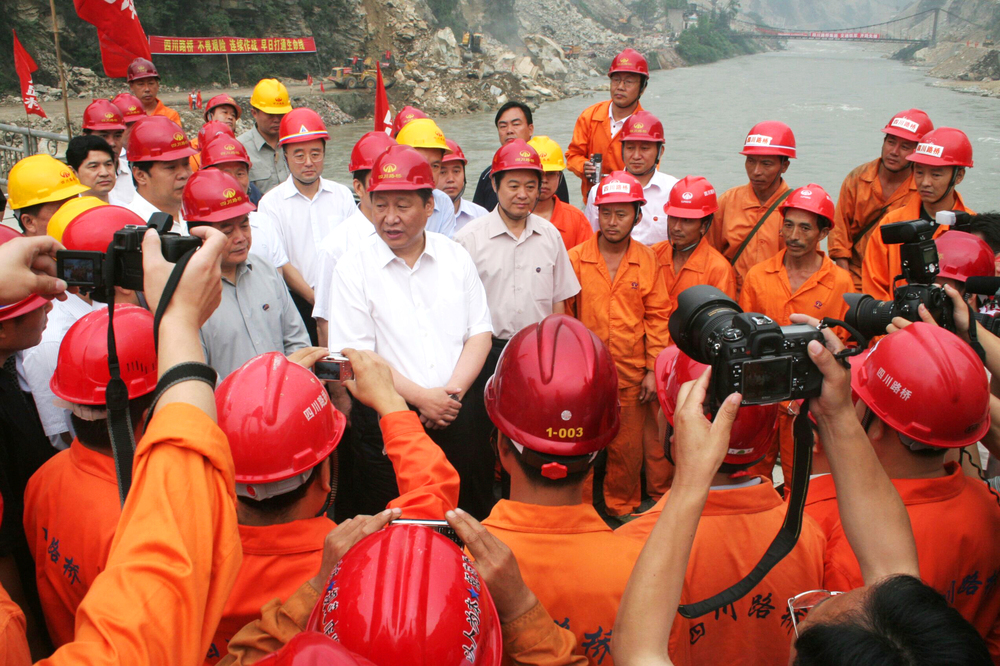 “5.12”抗震救災(zāi)期間，習近平同志視察公司搶通的國道213都汶公路.jpg