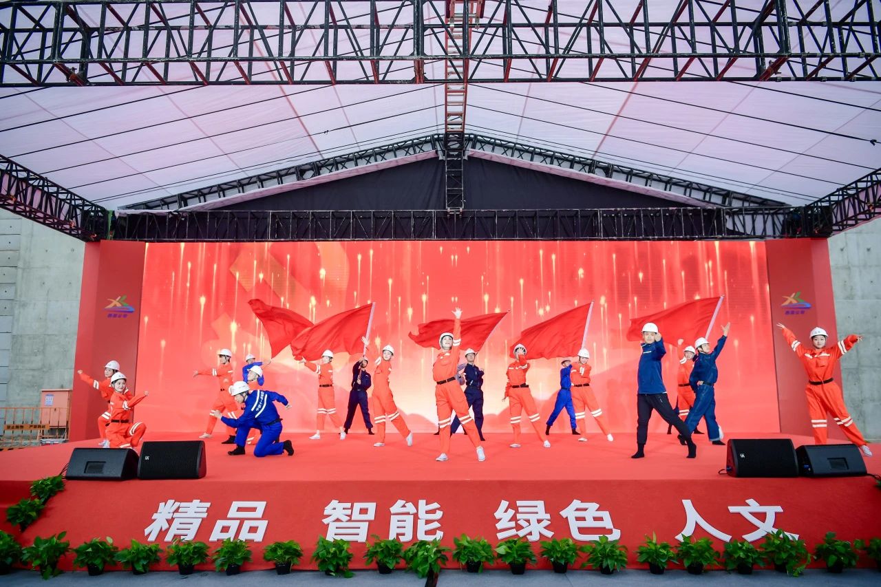 渝昆高鐵六標(biāo)開展“奮戰(zhàn)三十天 勇當(dāng)‘火車頭’”突擊奉獻(xiàn)動員會暨主題黨日活動