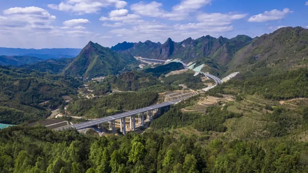“陸海新通道”——天峨至北海公路（平塘至天峨廣西段）今日通車！