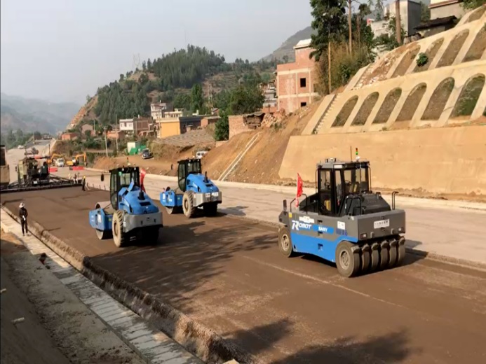 路面無(wú)人攤鋪碾壓施工技術(shù)