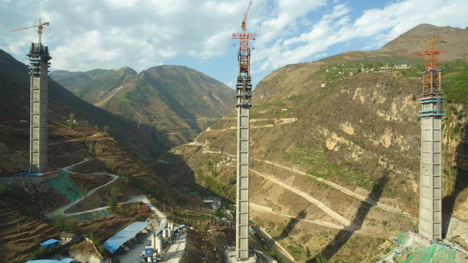 自爬式鋼管混凝土超高格構空心墩施工裝備