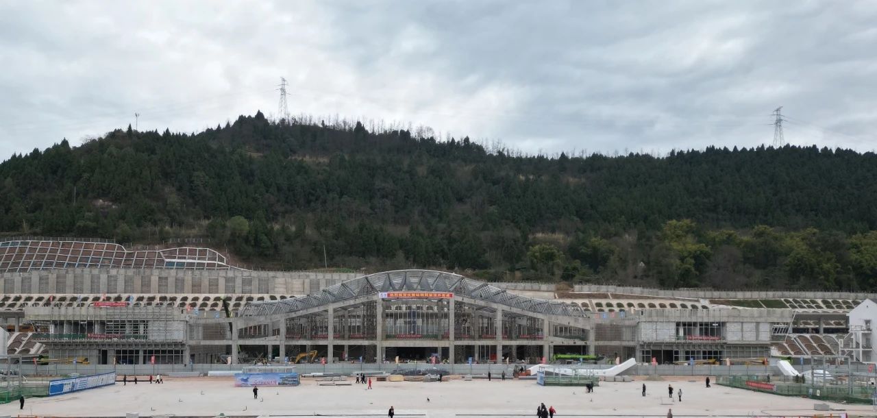 新春守現(xiàn)場 奮戰(zhàn)開門紅——漢巴南高鐵儀隴站屋面鋼網(wǎng)架頂升順利完成