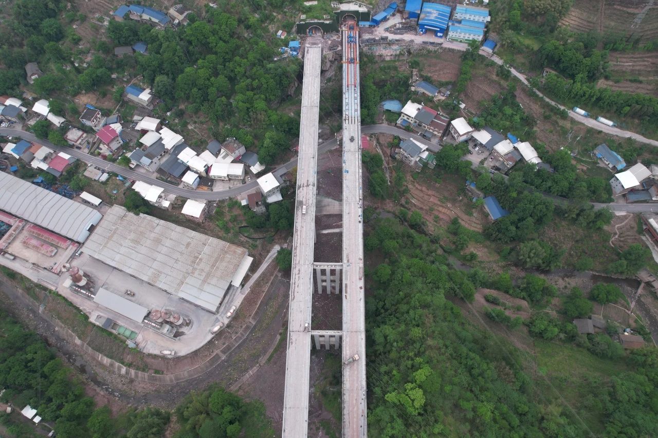鄢家溝大橋雙幅貫通！樂西高速S1-1項(xiàng)目主體工程全線貫通