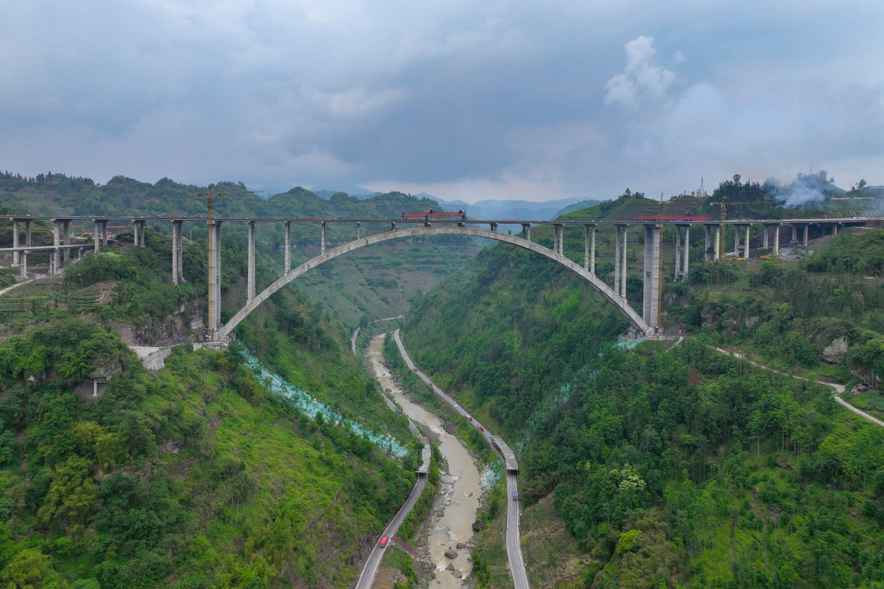 全國第二、四川第一！樂西高速蘇壩特大橋順利實(shí)現(xiàn)雙幅貫通