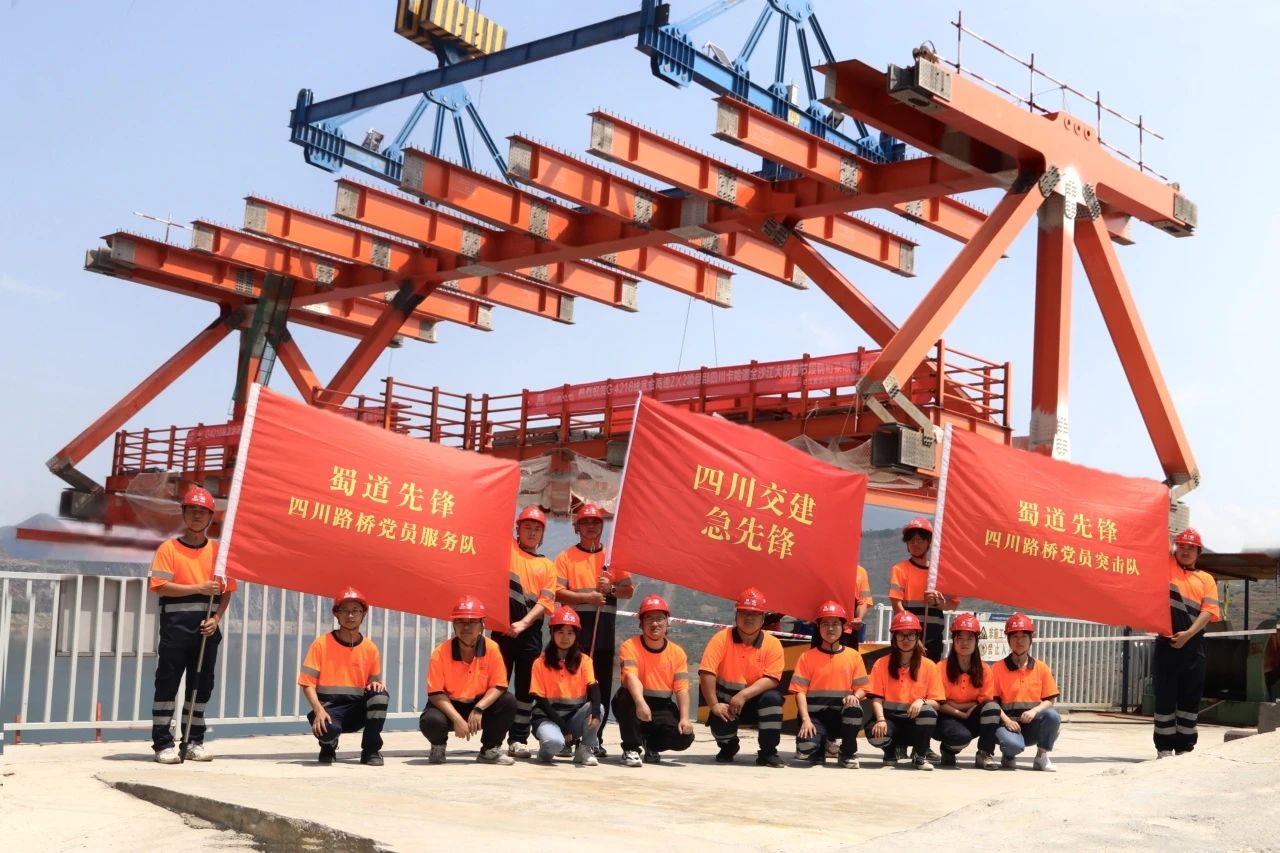 卡哈洛金沙江大橋！鋼桁梁“走軍姿”