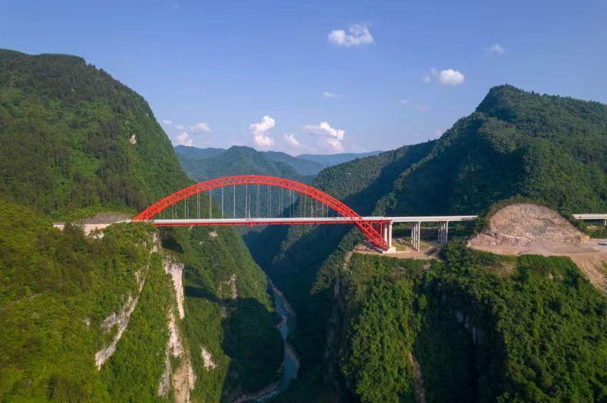 30輛重卡900噸“壓橋”！蜀工檢測公司圓滿完成湖北宜來高速溇水河特大橋荷載試驗(yàn)檢測