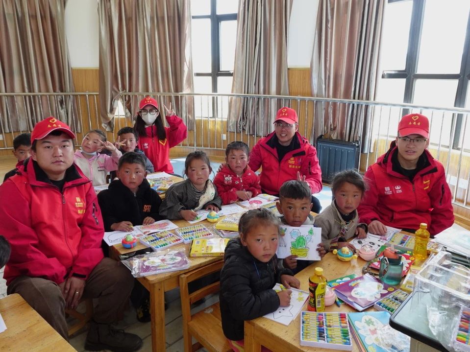 鄉(xiāng)村振興 | 心手相牽促成長 點(diǎn)亮未來助振興 四川路橋在賈洛鎮(zhèn)多元化開展“六一”兒童節(jié)活動
