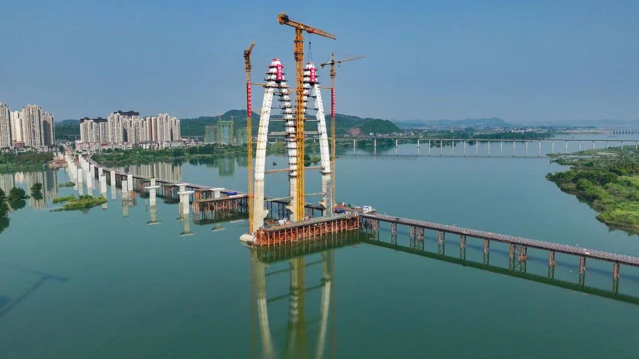 媒體關(guān)注 | 清水出芙蓉！遂寧市涪江六橋主塔順利封頂