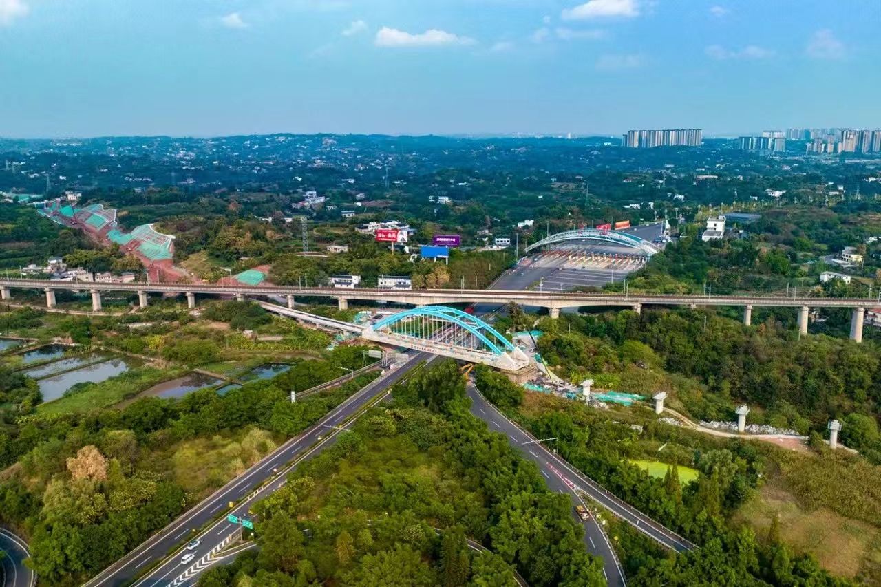 媒體關(guān)注｜落梁成功 重量5300噸！ 隆黃鐵路隆敘段擴(kuò)能改造工程胡市鎮(zhèn)特大橋主橋貫通