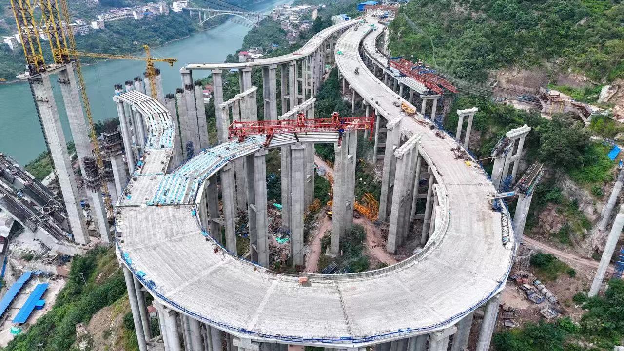 全國首例！架橋機(jī)劃出42m超小半徑完美曲線