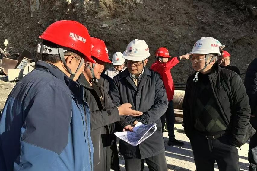 四川路橋黨委副書記、副董事長、總經(jīng)理羊勇赴雙江口水電站G317復(fù)建公路工程項(xiàng)目督導(dǎo)調(diào)研