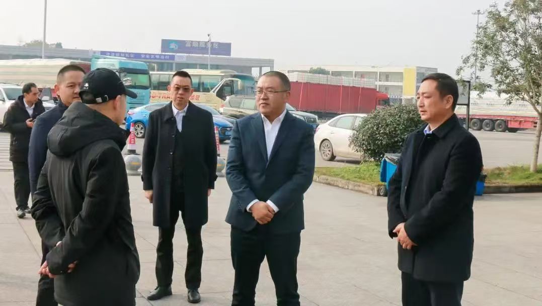 四川路橋黨委副書記、副董事長、總經(jīng)理羊勇率隊(duì)到川南片區(qū)公司、江習(xí)古公司調(diào)研指導(dǎo)工作并慰問一線職工