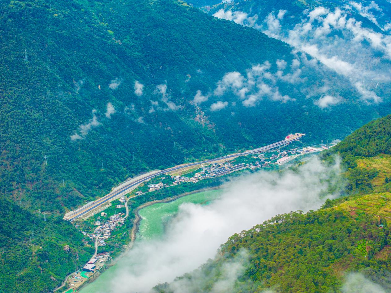 媒體關注 | 31日起試通車！瀘石高速石棉段33公里全線貫通