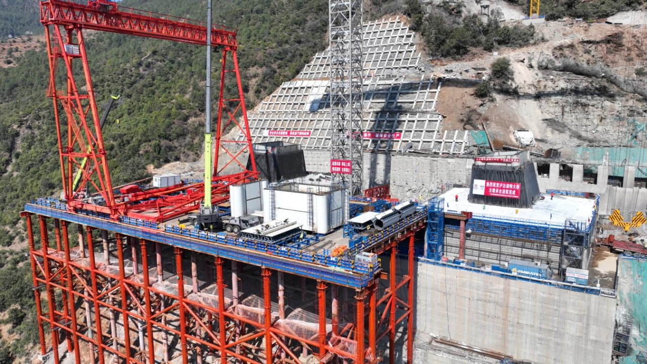 媒體關注 | 西香高速“超級工程”新進展！瀘沽湖特大橋兩岸承臺澆筑完成