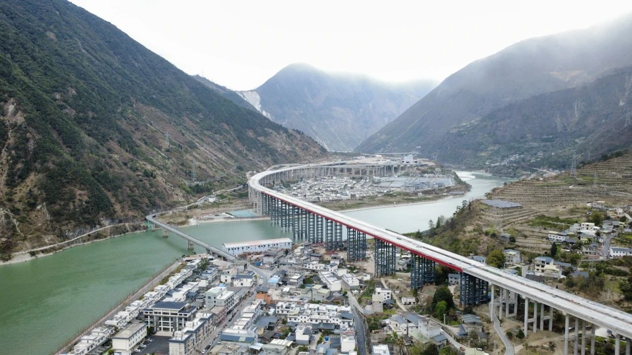 媒體關注 | 在58米高空推出一座大橋！ 瀘石高速公路得妥特大橋?qū)崿F(xiàn)雙幅貫通