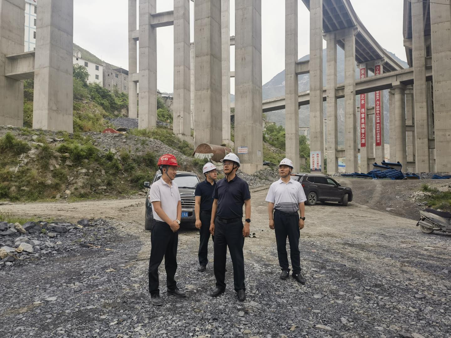 四川路橋黨委委員、紀(jì)委書記焦利軍帶隊赴路航公司、華東公司項目一線開展防汛督導(dǎo)和調(diào)研檢查