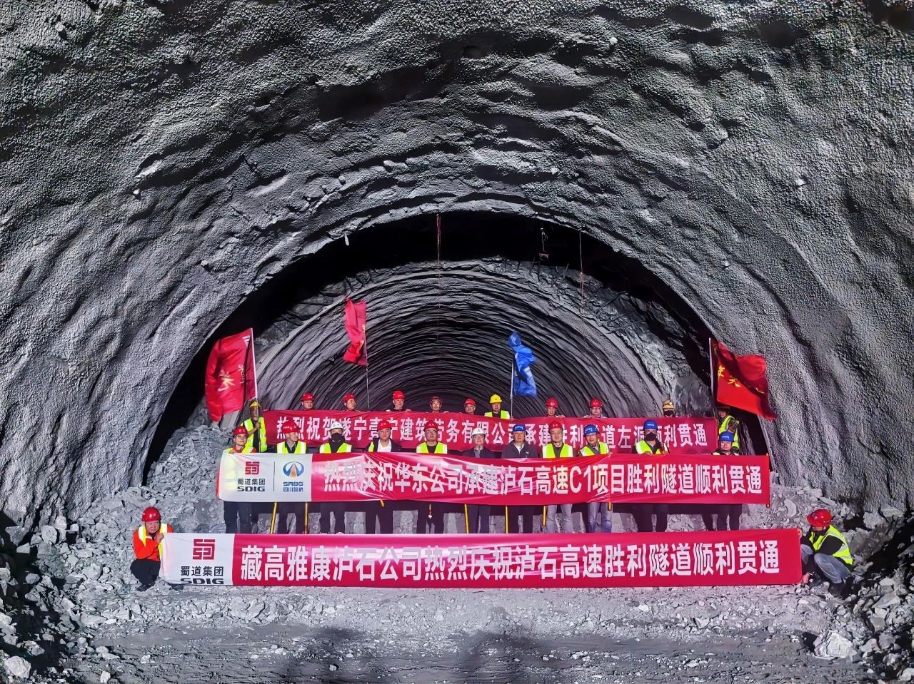 項目動態(tài)｜瀘石高速又一隧道左線貫通！